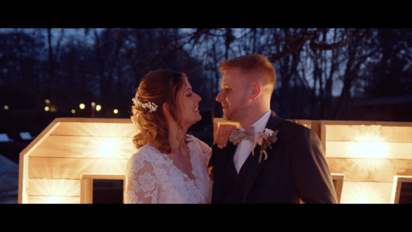 Mariés heureux lors de la soirée de mariage.