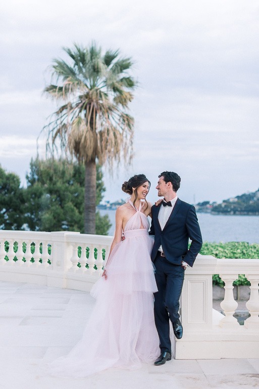 Couple élégant mariée et marié extérieur.