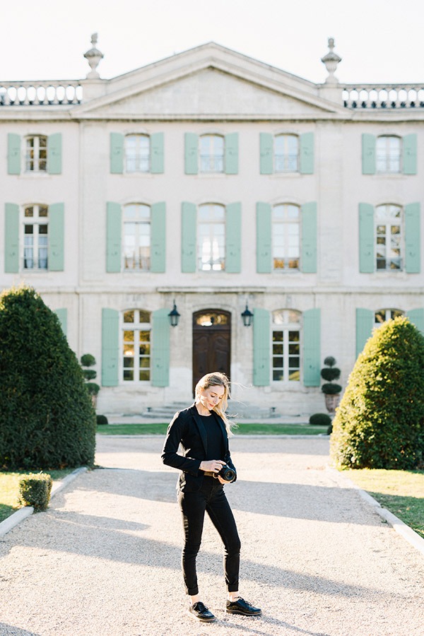 Femme photographe devant manoir élégant