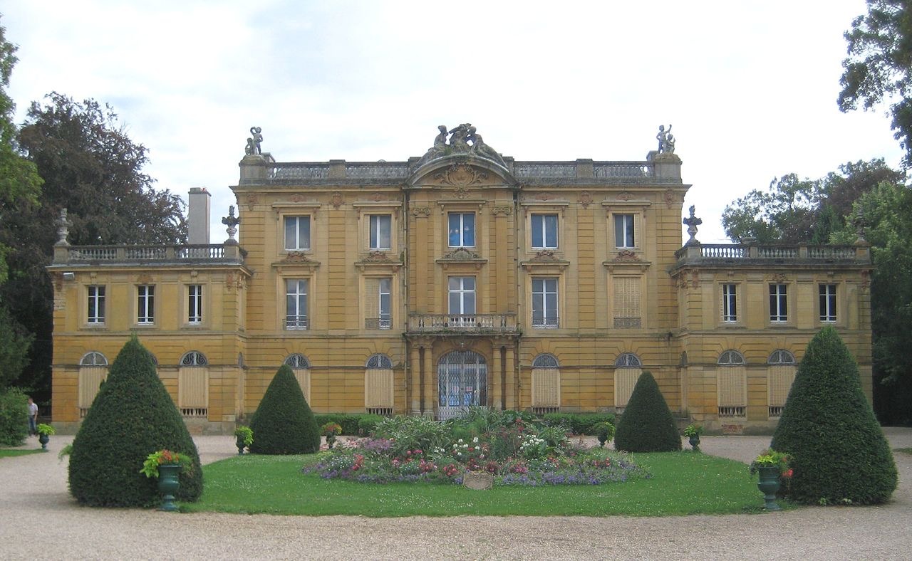 Château français avec jardin et topiaires.