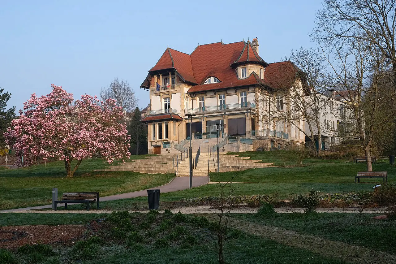 Manoir historique avec jardin fleuri au printemps.