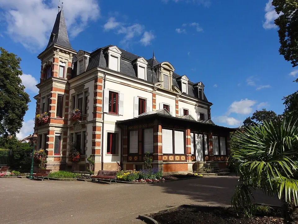 Maison en briques rouges, style victorien.