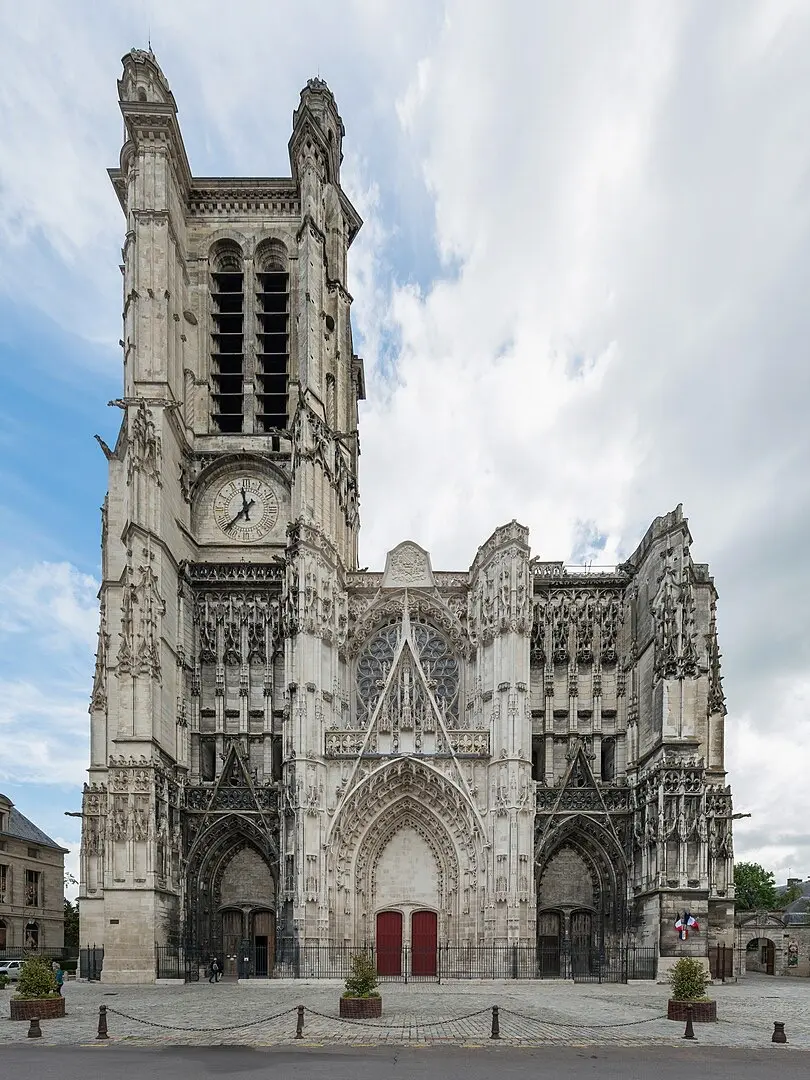 Cathédrale gothique avec façades ornées et tours imposantes.