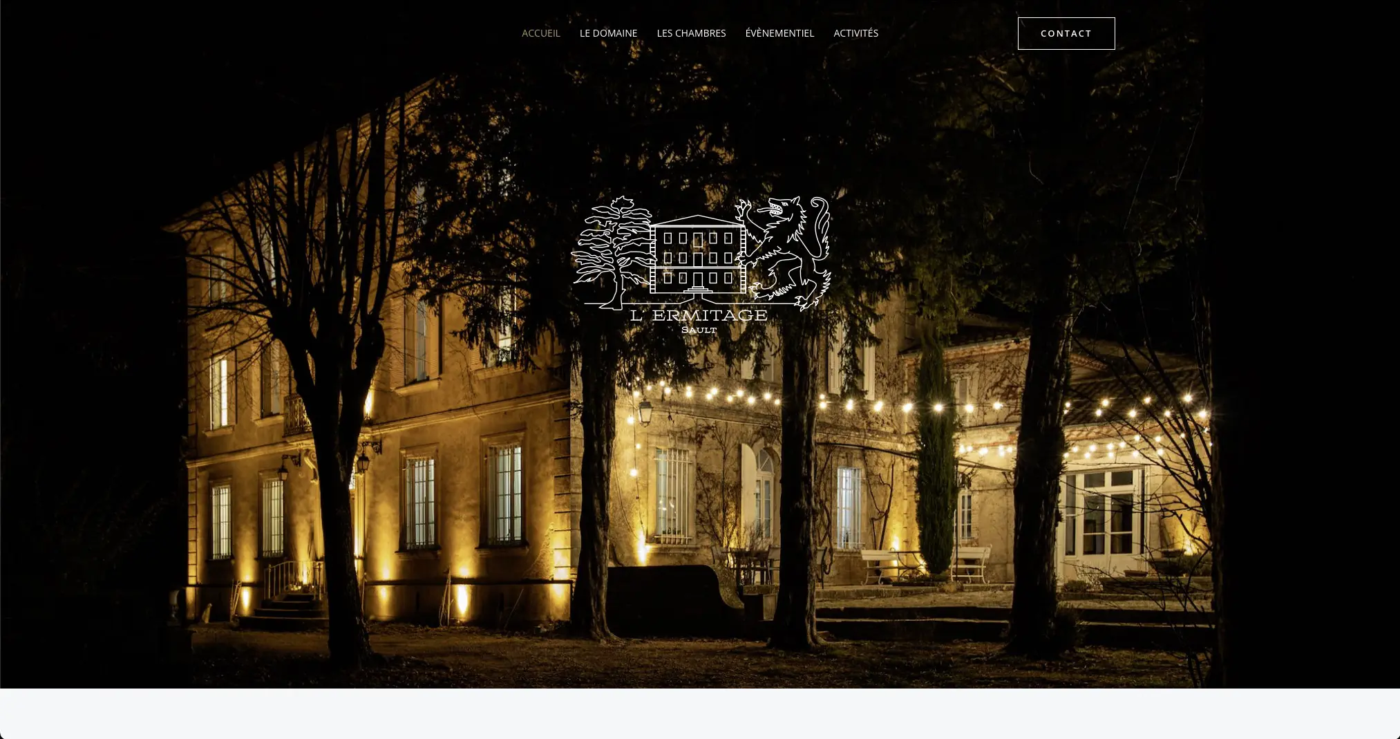 Bâtiment éclairé la nuit avec guirlandes lumineuses.